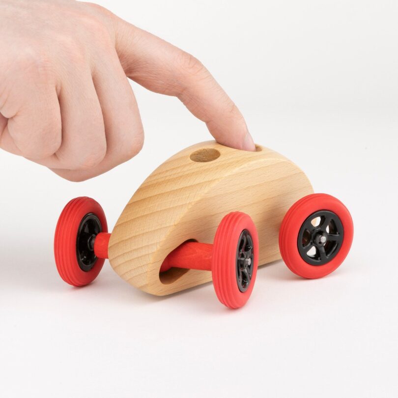 Drewniany Samochodzik FINGER CAR w kolorze naturalnego drewna - obrazek 2