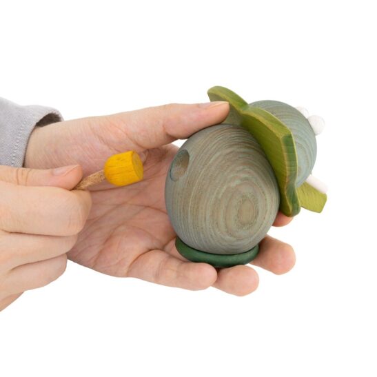 08 anspitzer elefant gruen hand zieht schwanz