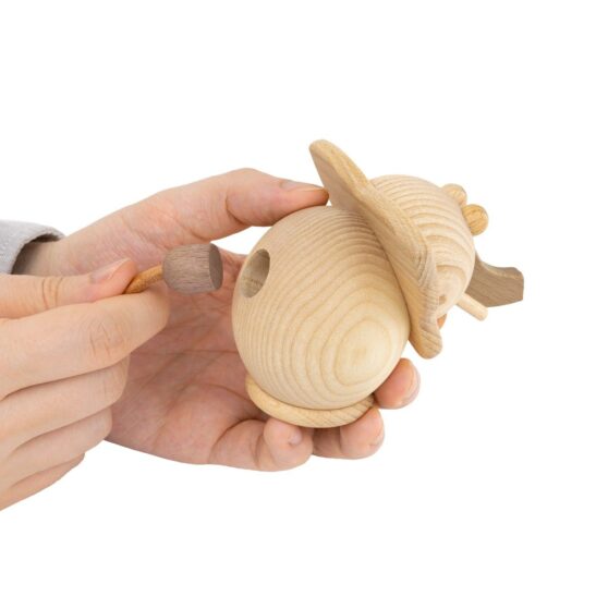 08 anspitzer elefant natur hand zieht schwanz