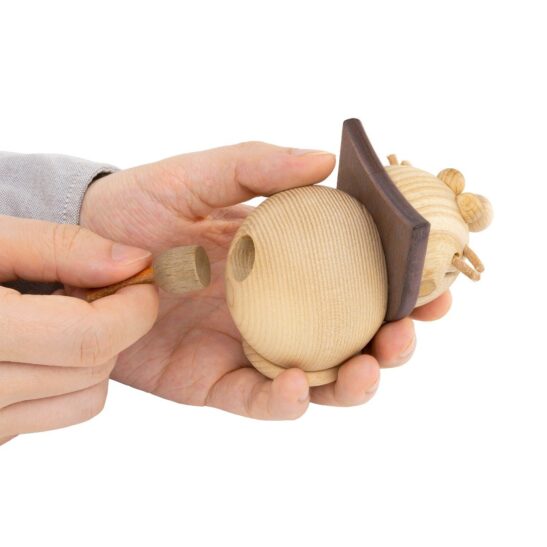 08 anspitzer katze natur hand zieht schwanz