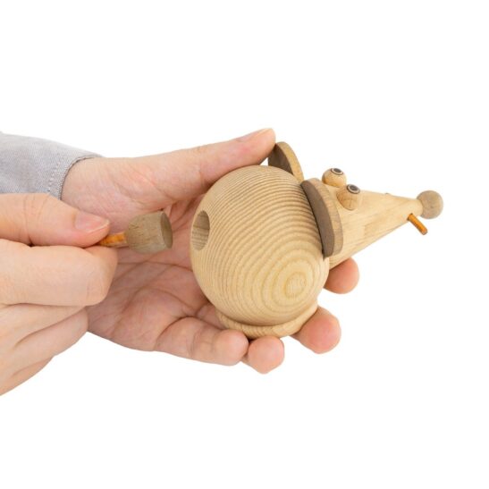 08 anspitzer maus natur hand zieht schwanz